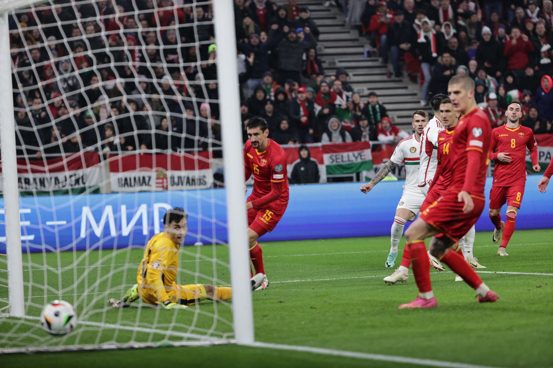 A magyar válogatott csapatkapitánya az első gólja előtt négy montenegrói játékos között teremtett magának helyzetet, s végül nem is hibázott. (Fotó: Czerkl Gábor)