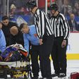 Mitch Dunning játékvezetőt hordágyon viszik el a Philadelphia–Colorado NHL-meccs első harmadában történt ütközés után (Fotó: Getty Images)