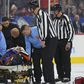 Mitch Dunning játékvezetőt hordágyon viszik el a Philadelphia–Colorado NHL-meccs első harmadában történt ütközés után (Fotó: Getty Images)