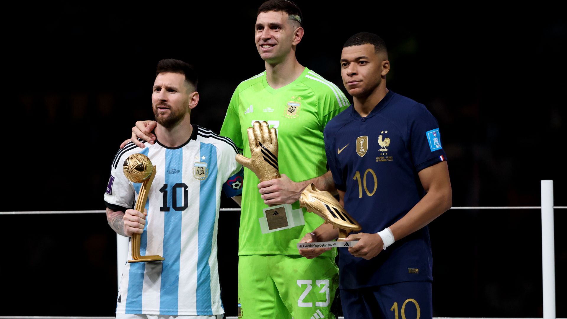 Lionel Messi, a vb legjobb játékosa (balra); Emiliano Martínez, a torna legjobb kapusa (középen); Kylian Mbappé, a világbajnokság gólkirálya (jobbra)