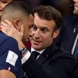 A francia elnök vigasztalni próbálta Mbappét, aki rá sem hederített – videó