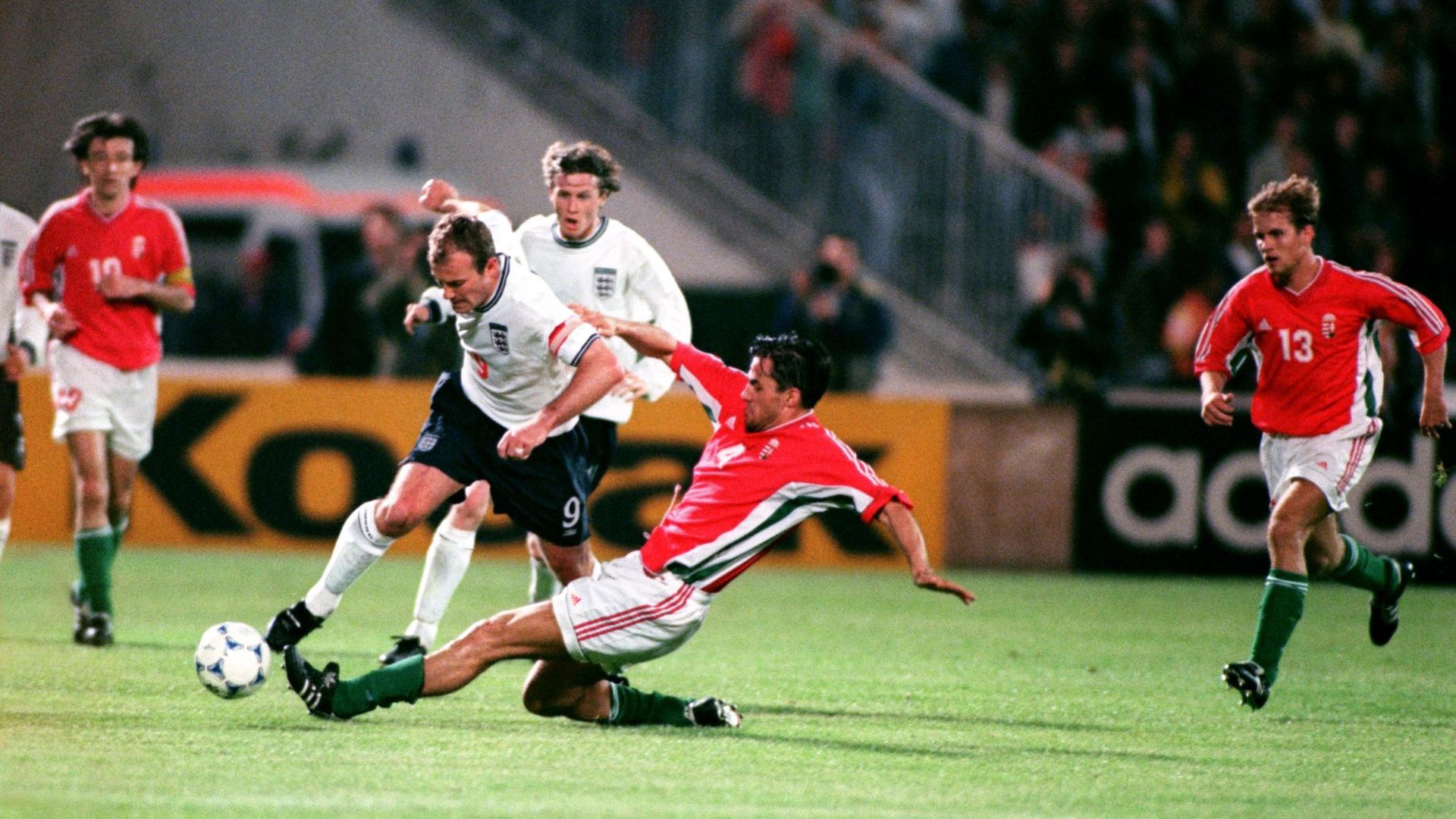 Alan Shearer is megszenvedett Mátyus János mellett 1999 áprilisában az 1–1-re végződő Magyarország–Anglia barátságos mérkőzésen. (Fotó: Getty Images)