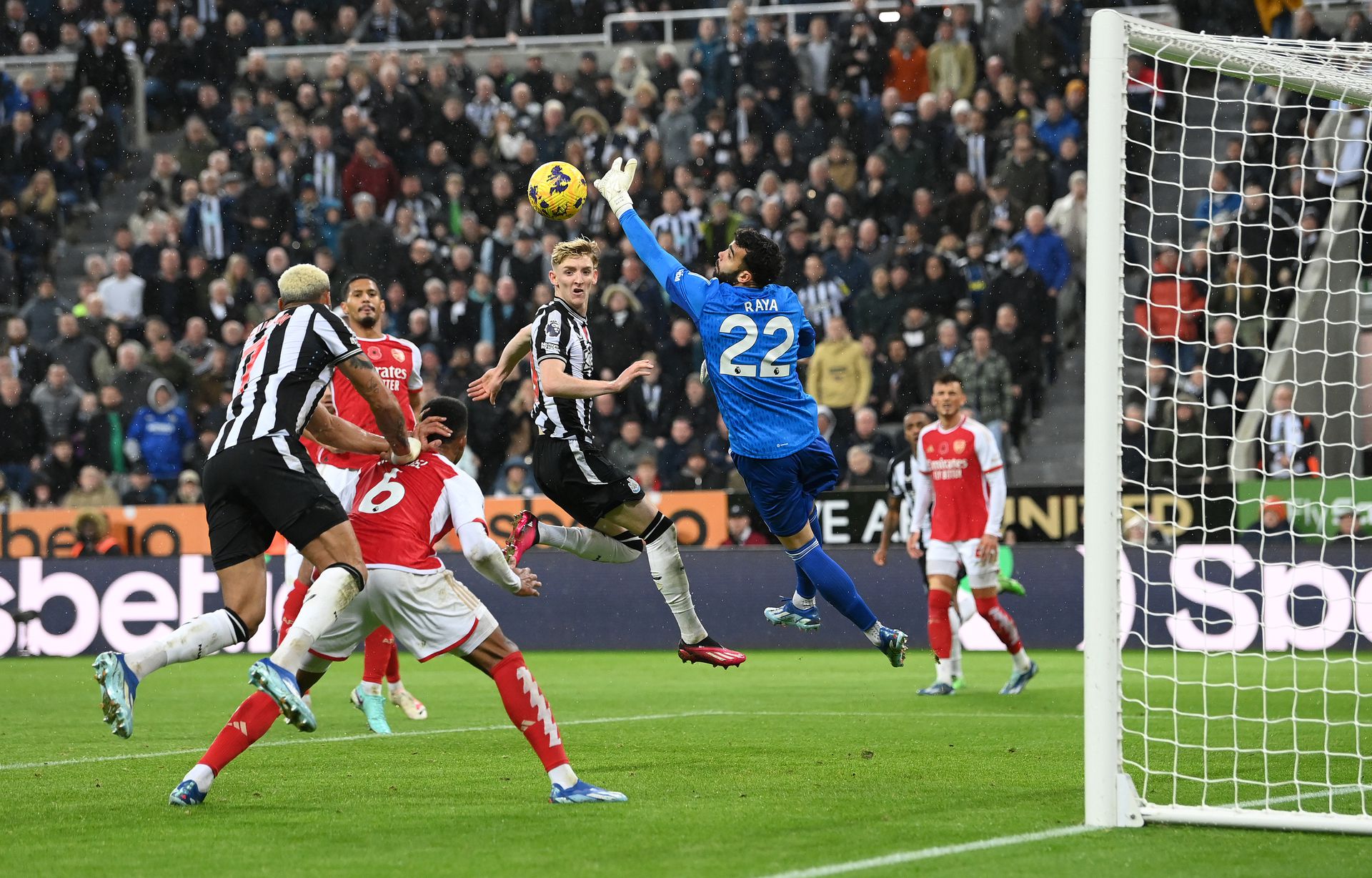Joelinton lökése a Newcastle–Arsenal bajnokin Fotó: Getty Images