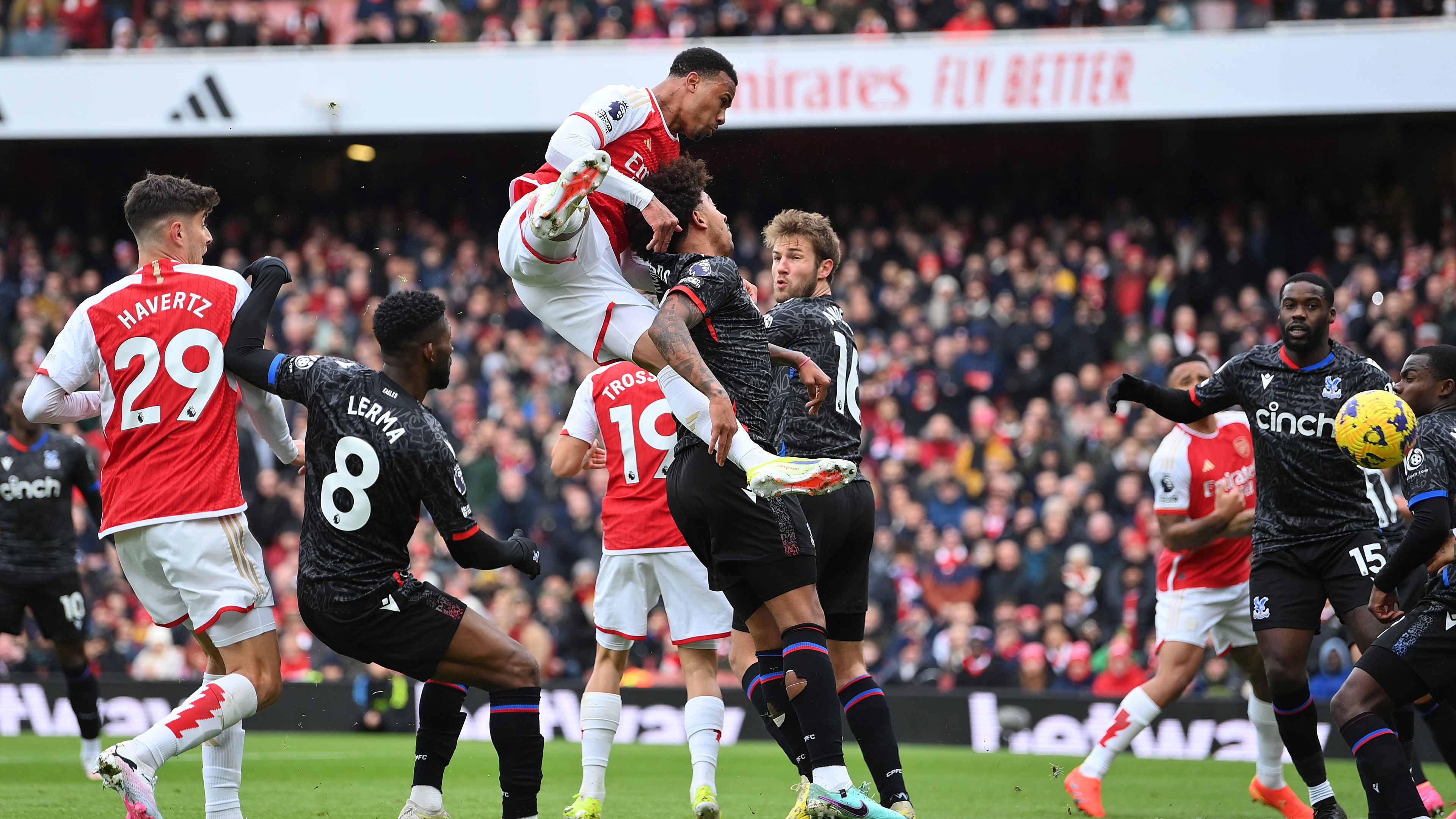 Gary Neville odaszúrt az Arsenal-drukkereknek: „Szerintetek ez is szabálytalan?” – fotóval