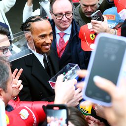 Lewis Hamilton megérkezett a Ferrari központjába – megvan, mikor ülhet versenyautóba