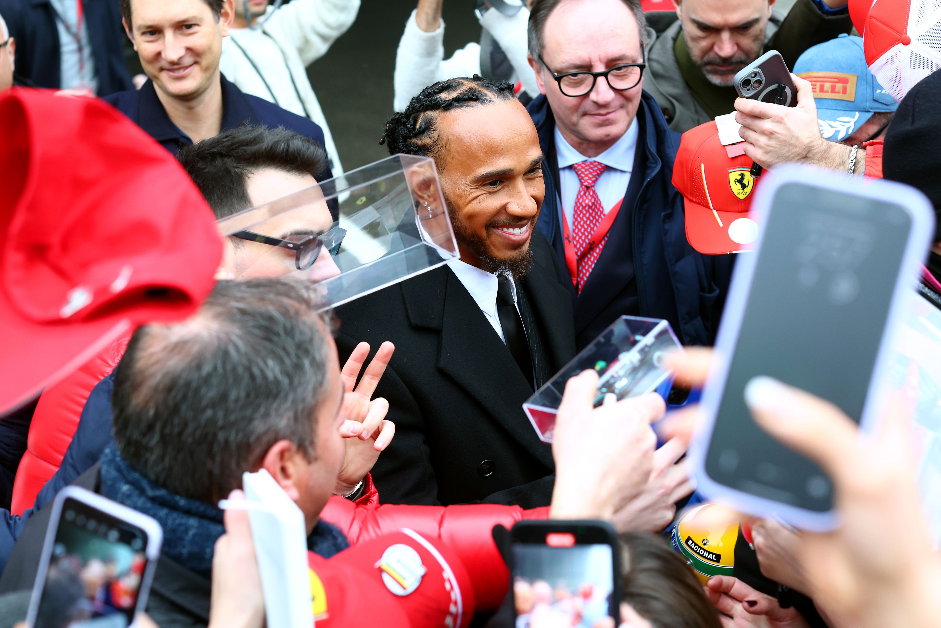 Lewis Hamilton megérkezett a Ferrari központjába – megvan, mikor ülhet versenyautóba