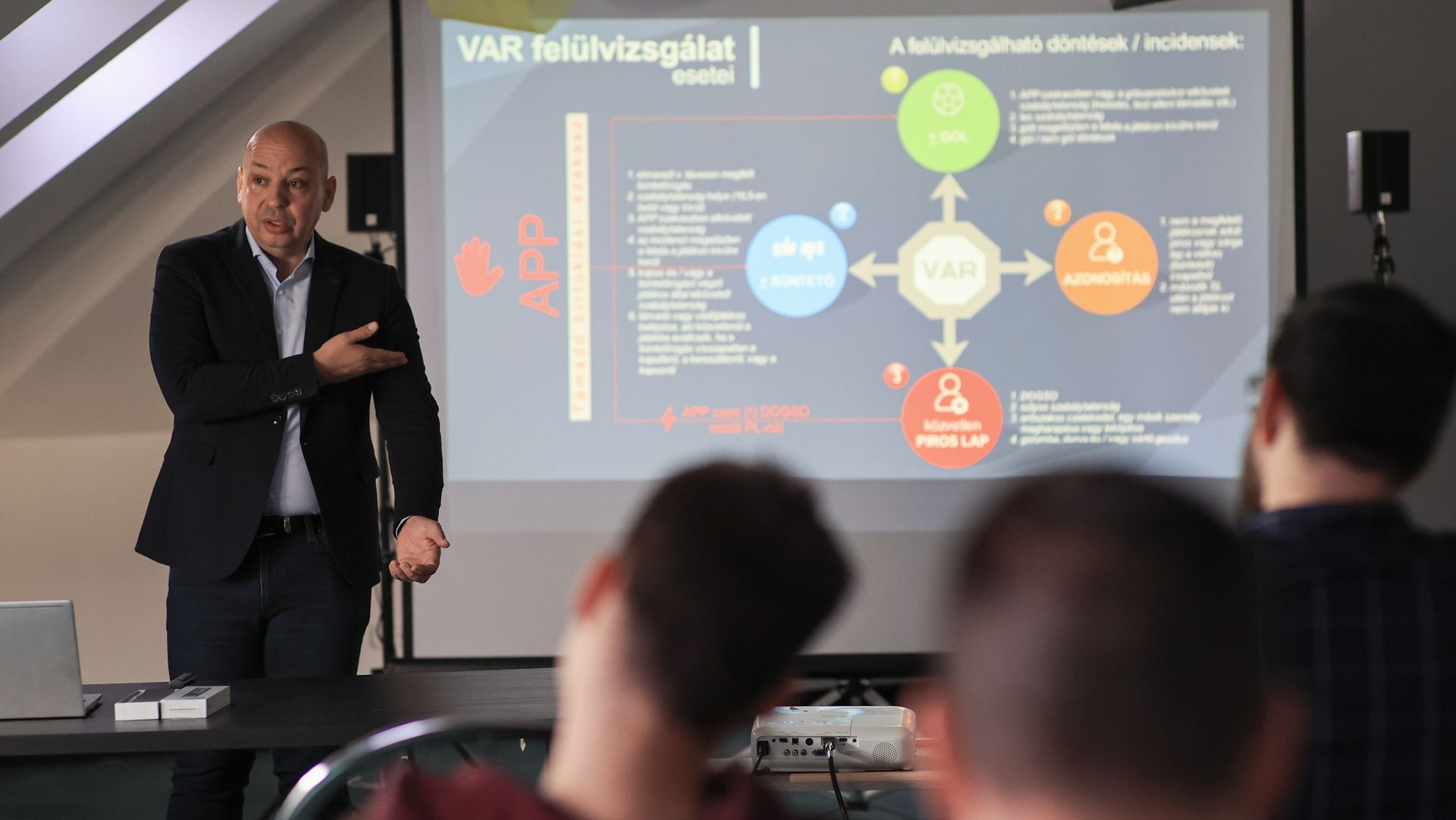 Hanacsek Attila szerint a VAR-rendszer bevezetése alapjaiban változtatta meg a játékvezetők munkáját. (Fotó: MLSZ)