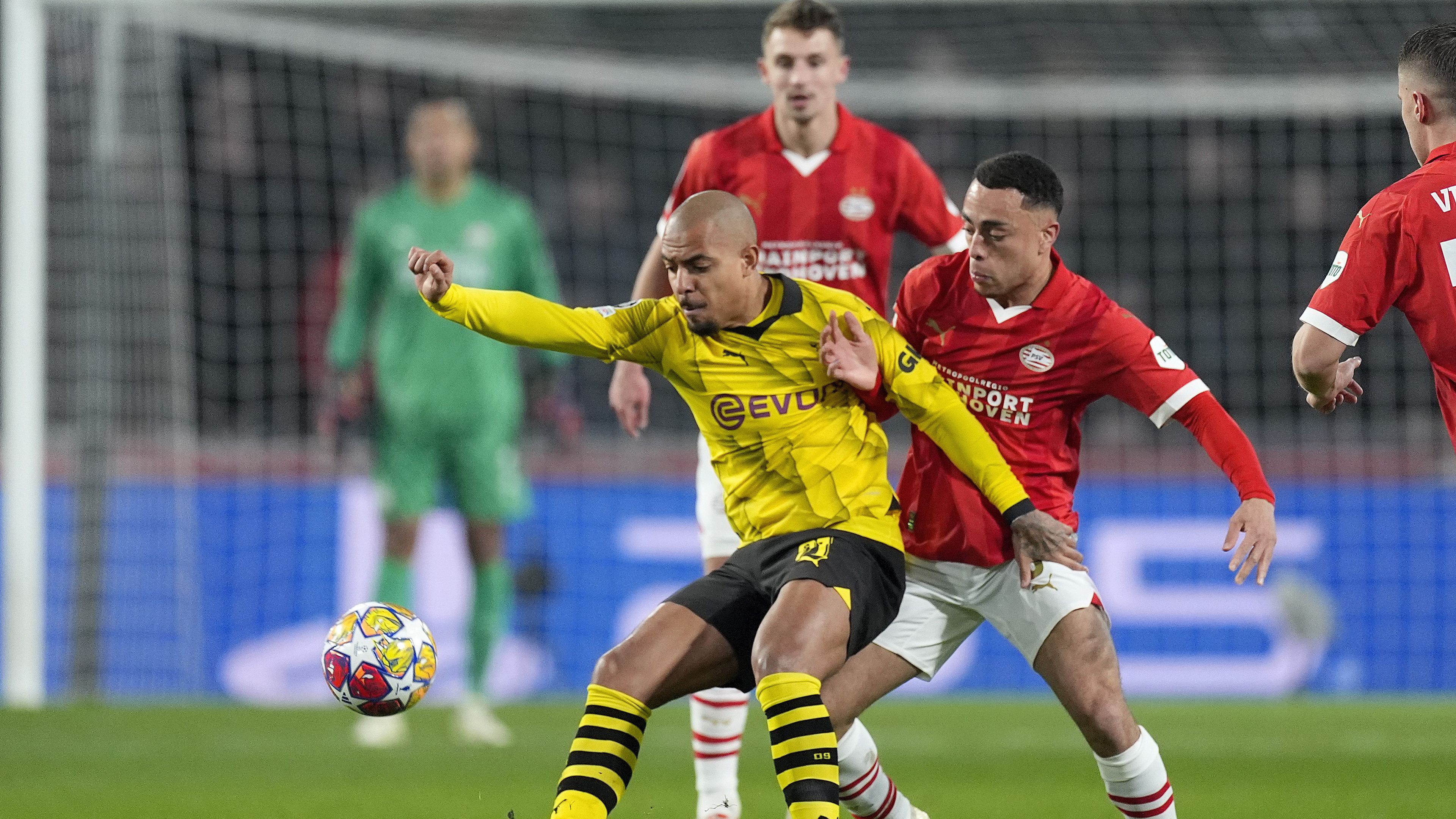 Malen (elöl) góljával szerzett vezetést a Dortmund a PSV otthonában