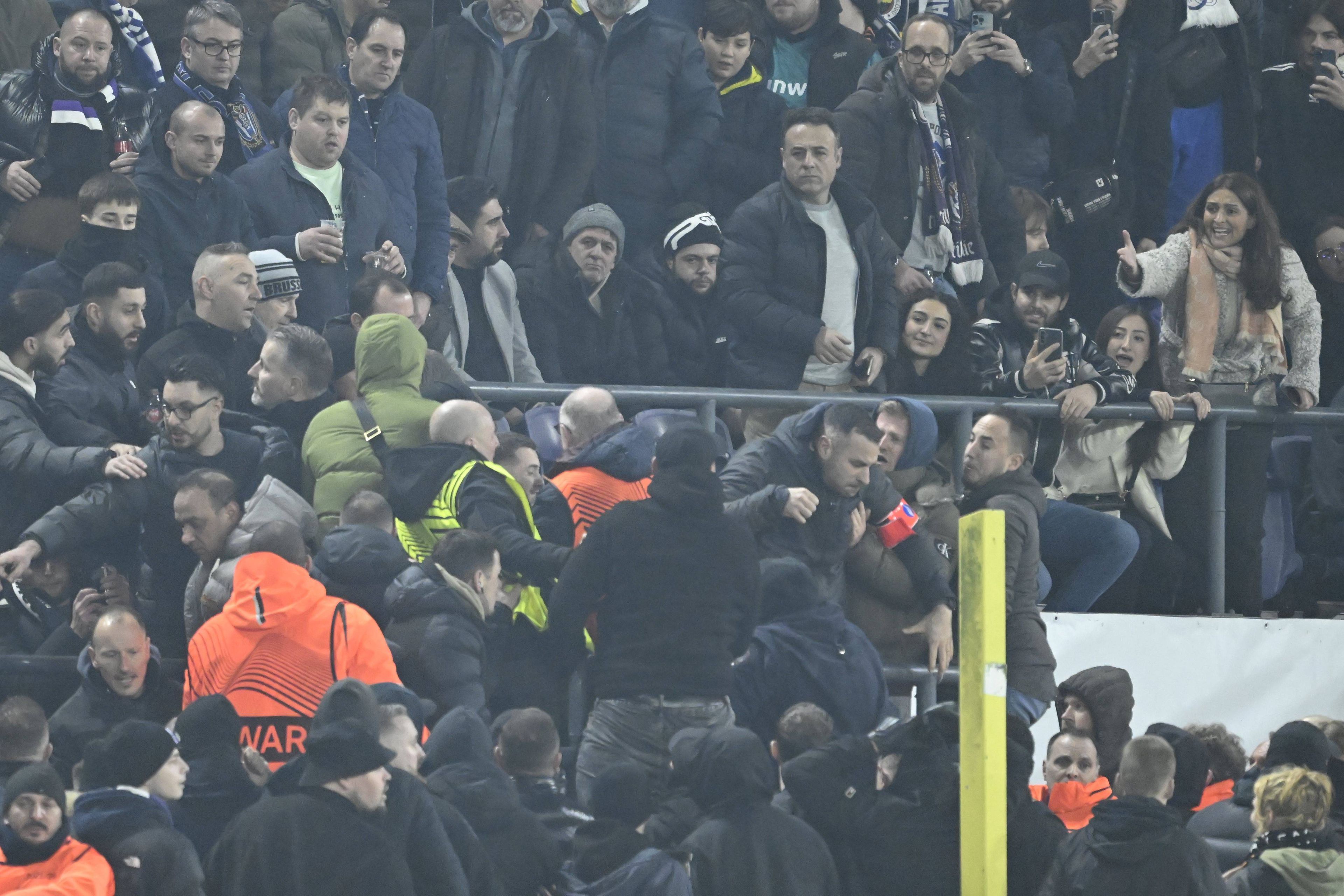 Szurkolói verekedés miatt állt a Fenerbahce El-meccse, de az isztambuliak továbbjutása nem forgott kockán – videó