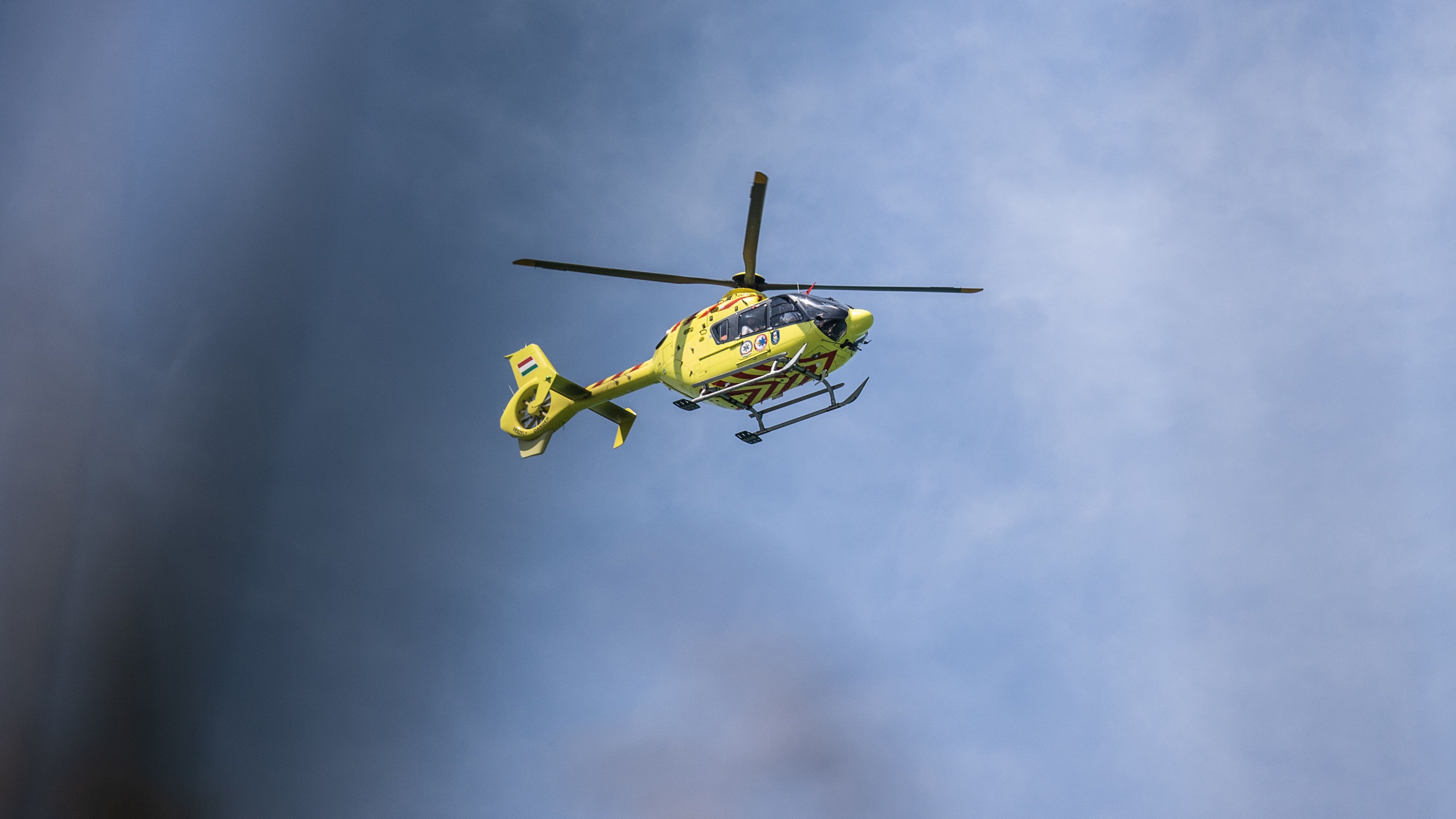 Ijesztő jelenetek: mentőhelikopter szállította kórházba a 19 éves magyar focistát