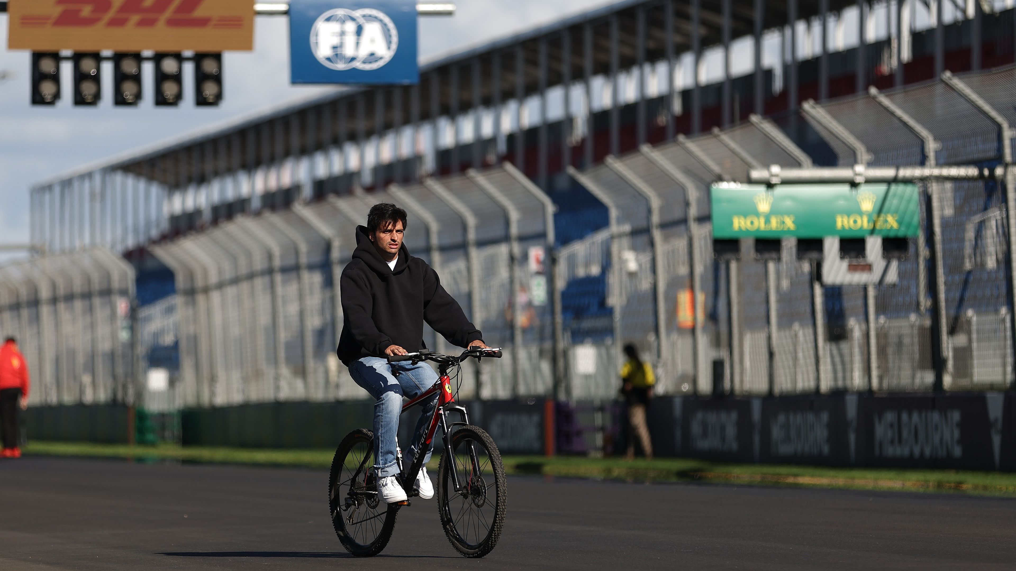 Carlos Sainz kerékpárral mérte fel a melbourne-i pályát