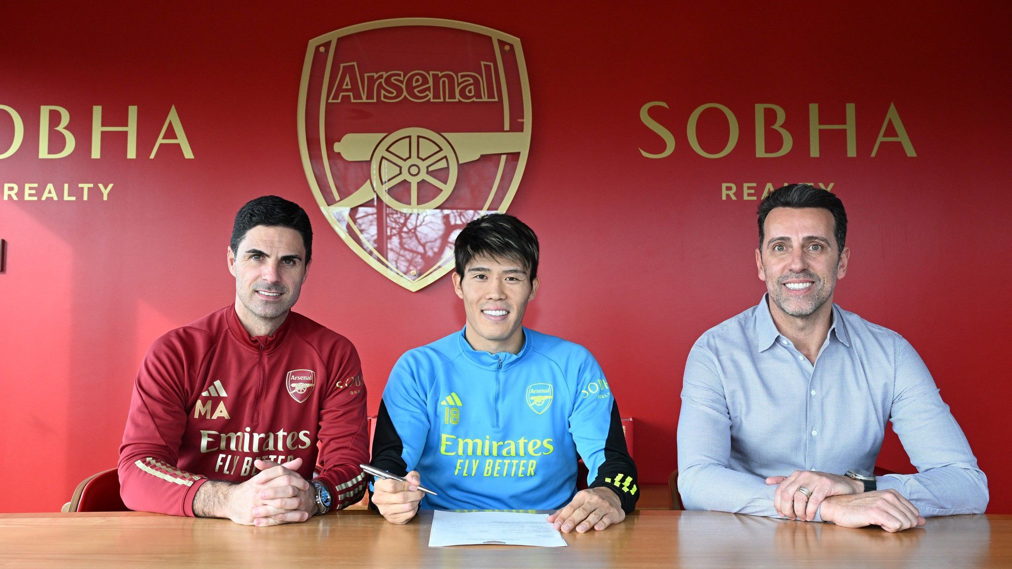 Takehiro Tomijaszu büszke mosolya Mikel Arteta vezetőedző és Edú Gaspar sportigazgató társaságában (Fotó: Arsenal)