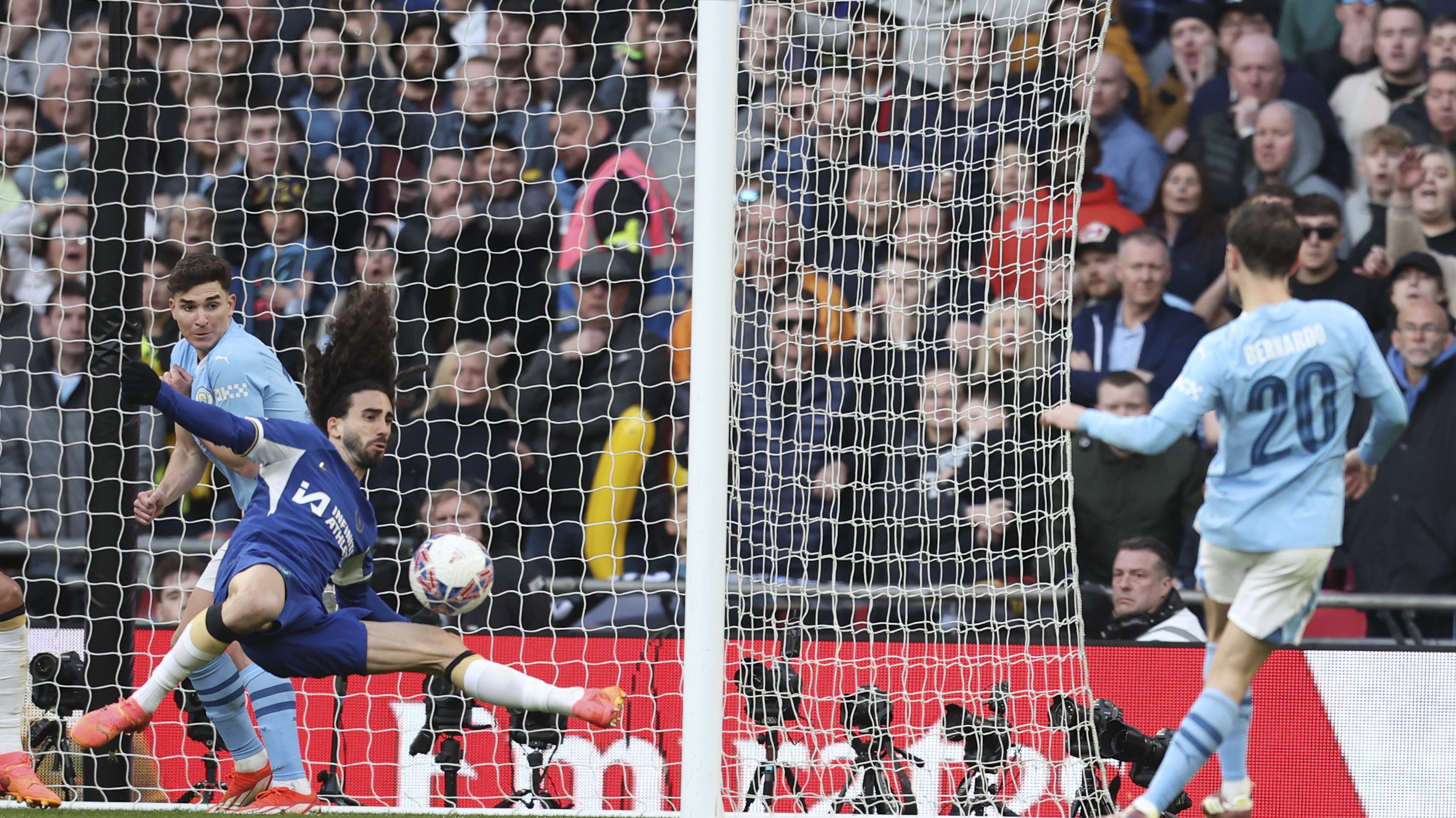 Az FA-kupa-elődöntőt eldöntő pillanat: Bernardo Silva lövése után a labda útban a Chelsea kapuja felé, a Manchester City a portugál játékos góljával jutott a fináléba