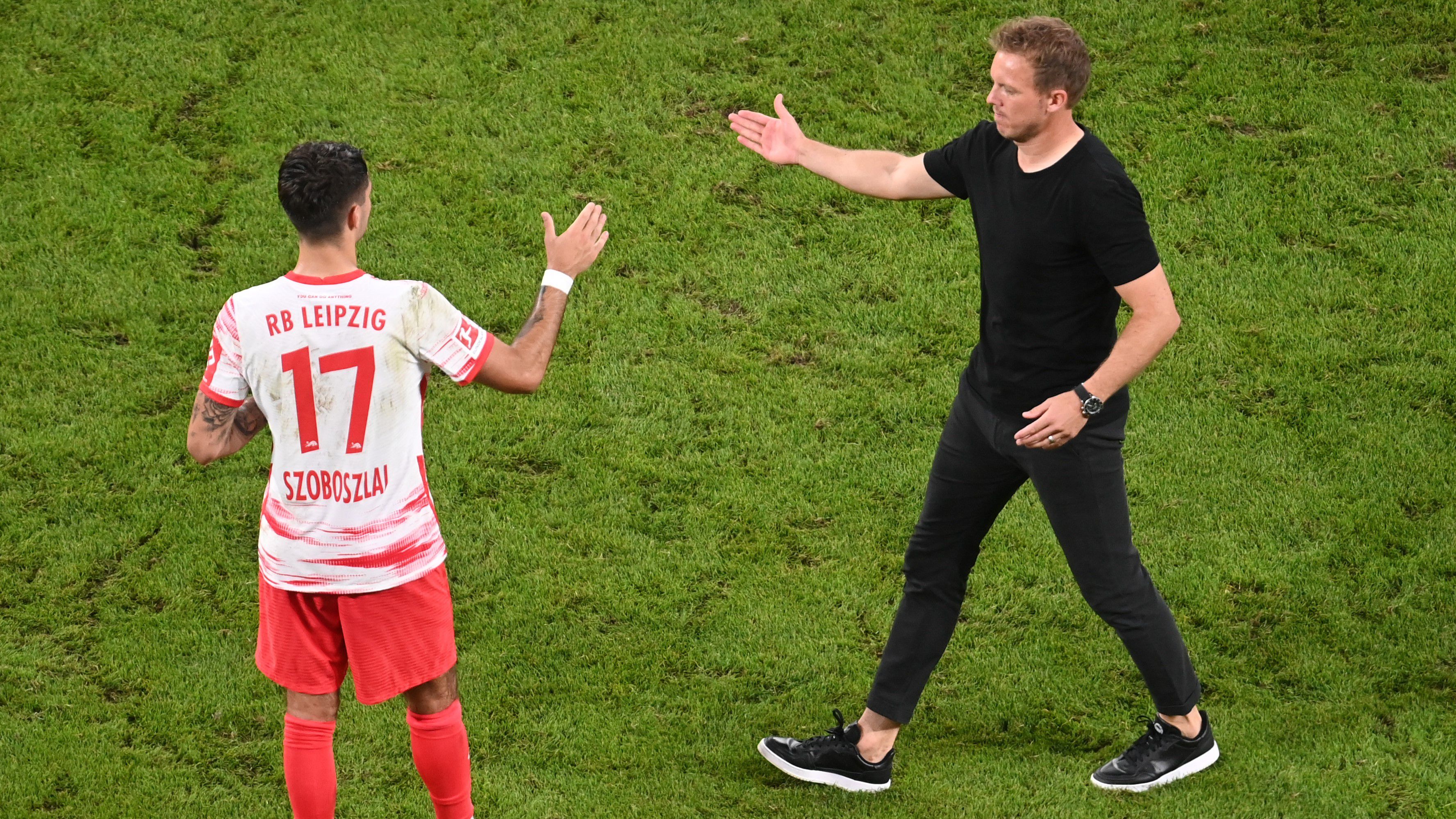 Szoboszlai még lipcsei mezben pacsizik a még Bayern-edző Nagelsmann-nal (Fotó: Getty Images)