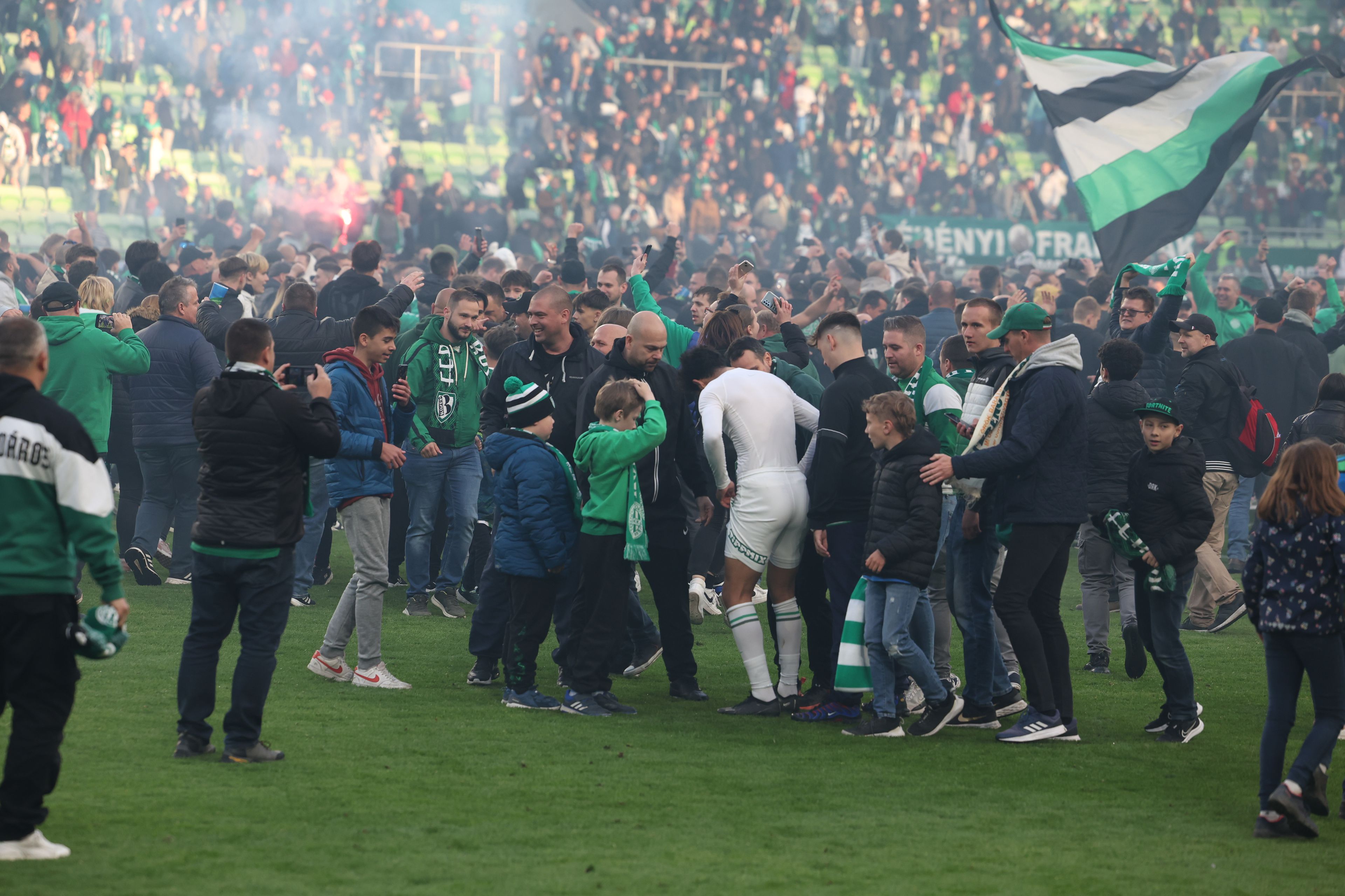 A bajnoki címet ünneplő zöld-fehér drukkerek ellepték a pályát a Kisvárda elleni meccs lefújása után Fotó: Pozsonyi Zita