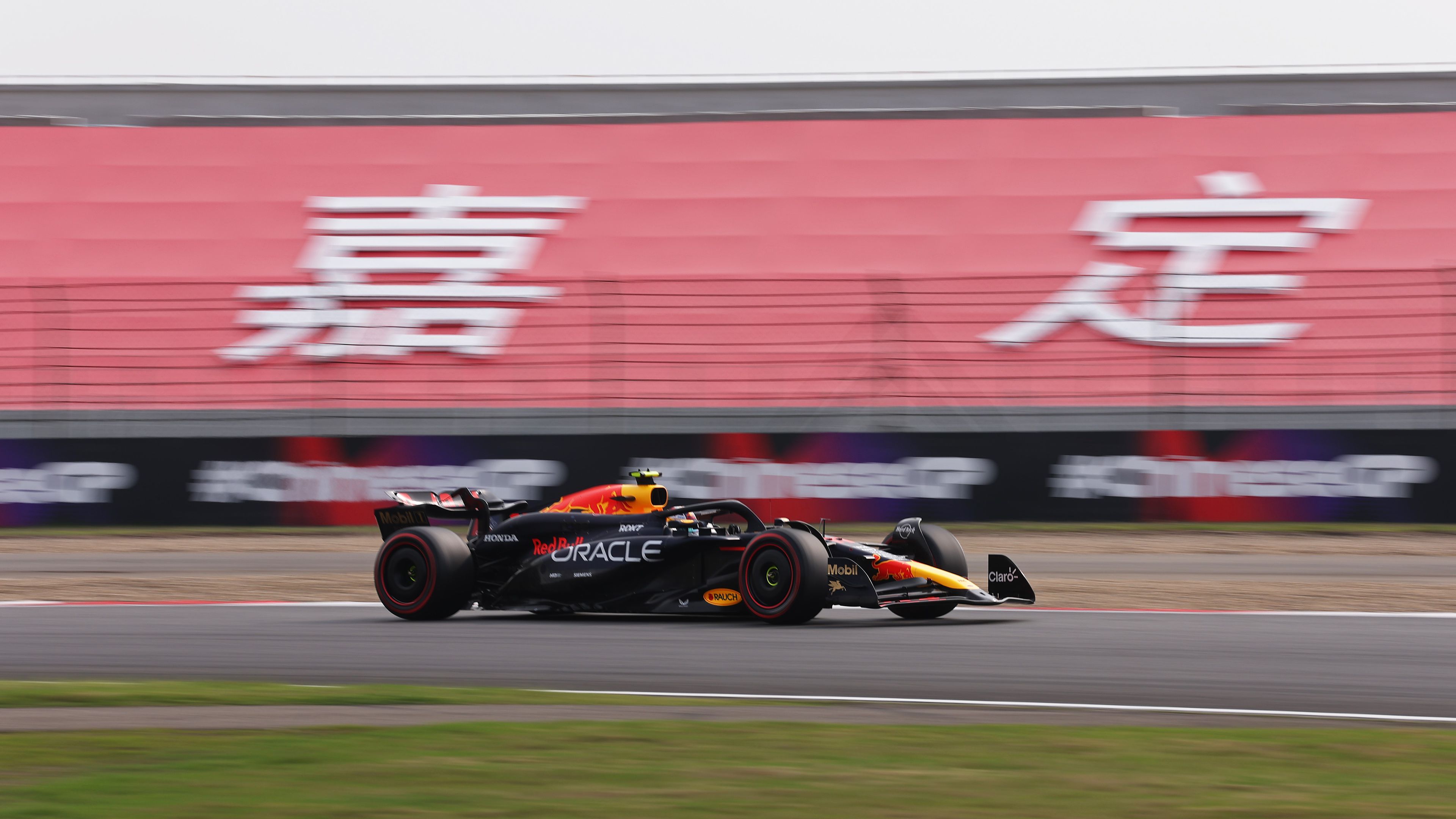 Max Verstappen a Red Bull 100. pole pozícióját szerezte Kínában
