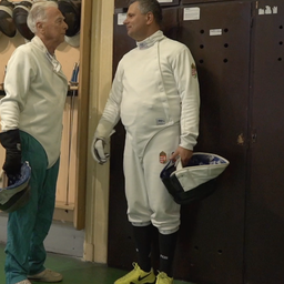 Boros Péter nem olvasgatással, unokázással, vagy tévénézéssel, hanem sportolással tölti az idejét