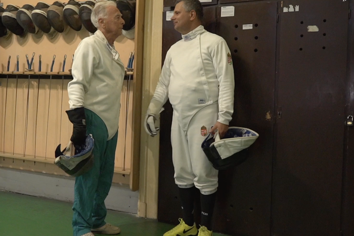 Boros Péter nem olvasgatással, unokázással, vagy tévénézéssel, hanem sportolással tölti az idejét