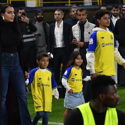 Ezt sose gondolta volna: Cristiano Ronaldo fia Barcelona-mezben mutatkozott – videóval
