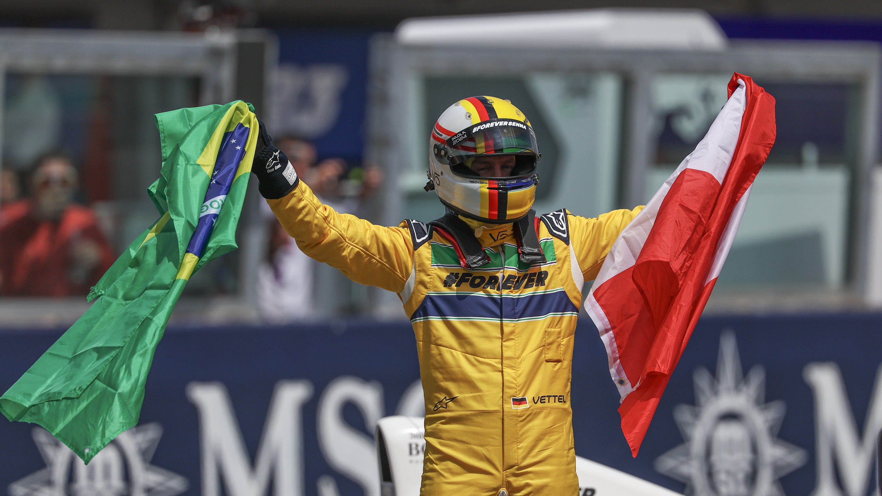 Sebastian Vettel később meg is hajolt Ayrton Senna egykori versenyautója előtt.