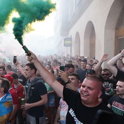 Füstbombákkal vonultak a magyar szurkolók a válogatott meccsére – galéria
