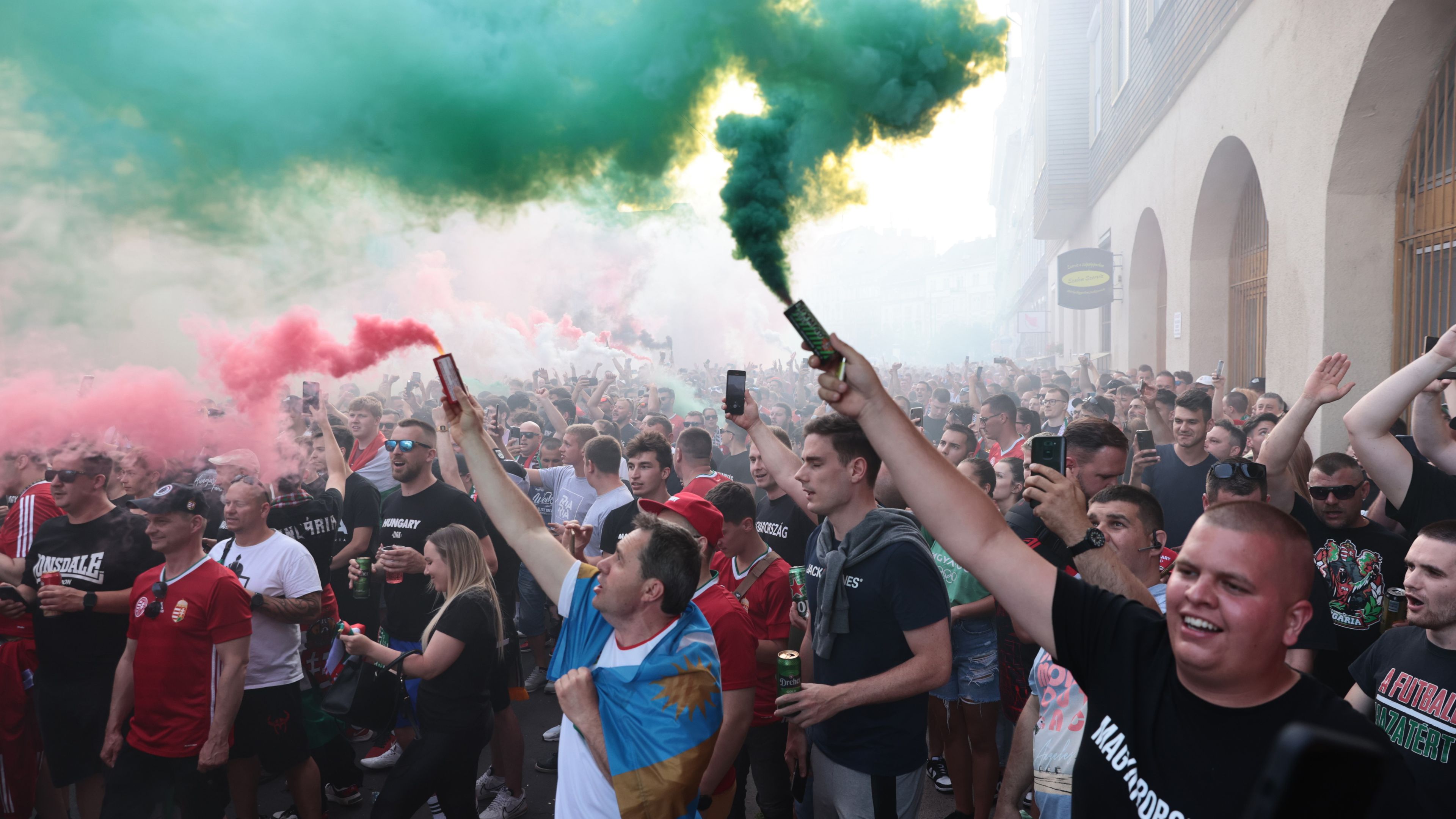 Füstbombákkal vonultak a magyar szurkolók a válogatott meccsére – galéria