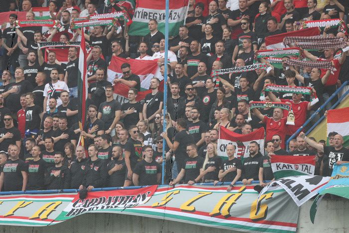 Így vonulnak a magyar drukkerek a Puskás Arénába