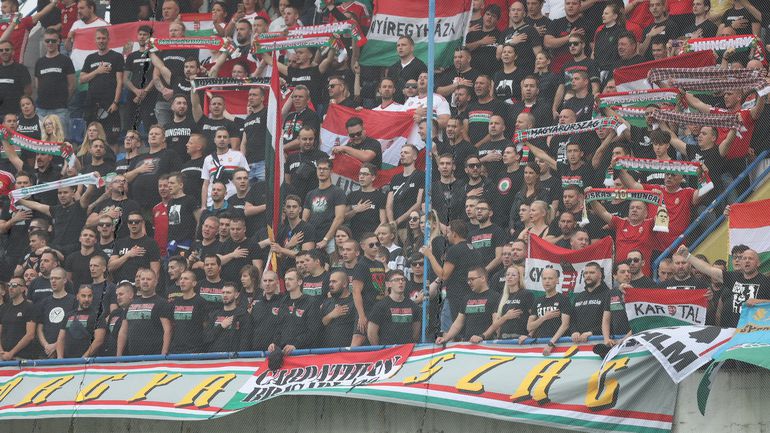 Így vonulnak a magyar drukkerek a Puskás Arénába
