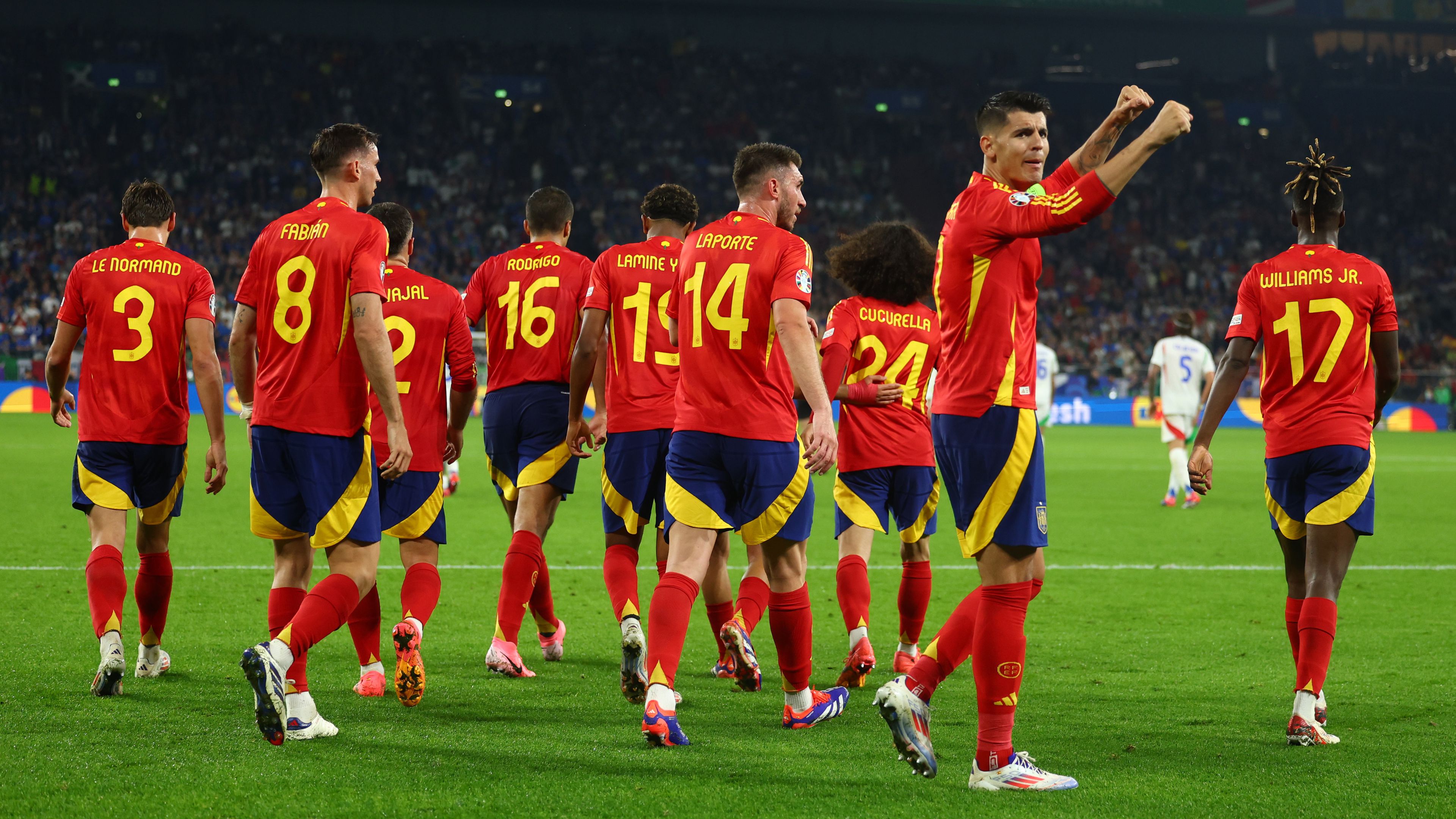A spanyolok a győzelmet és a továbbjutást is ünnepelhették