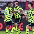 Jurrien Timber és Declan Rice gratulál a negyedik gólt szerző Gabriel Martinellinek