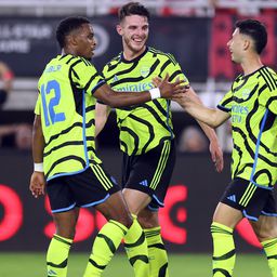 Jurrien Timber és Declan Rice gratulál a negyedik gólt szerző Gabriel Martinellinek