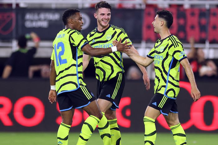 Jurrien Timber és Declan Rice gratulál a negyedik gólt szerző Gabriel Martinellinek