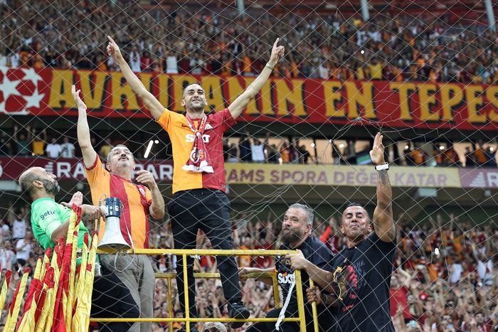 Hakim Zijest a Trabzonspor elleni 2–0-s siker után mutattak be