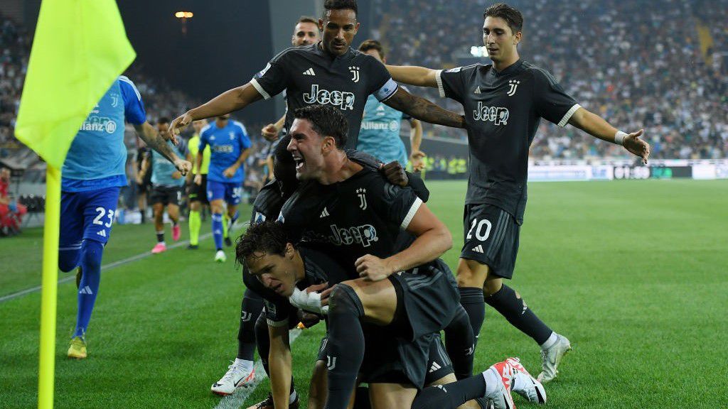 Szorult helyzetbe került Federico Chiesa (alul), miután csapattársai megünnepelték a Juventus első gólját. (Fotó: Getty Images)