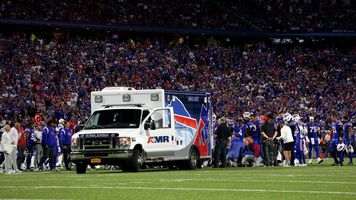VIDEÓ: Borzasztó képsorok, így van a brutális ütközésben megsérült NFL-játékos