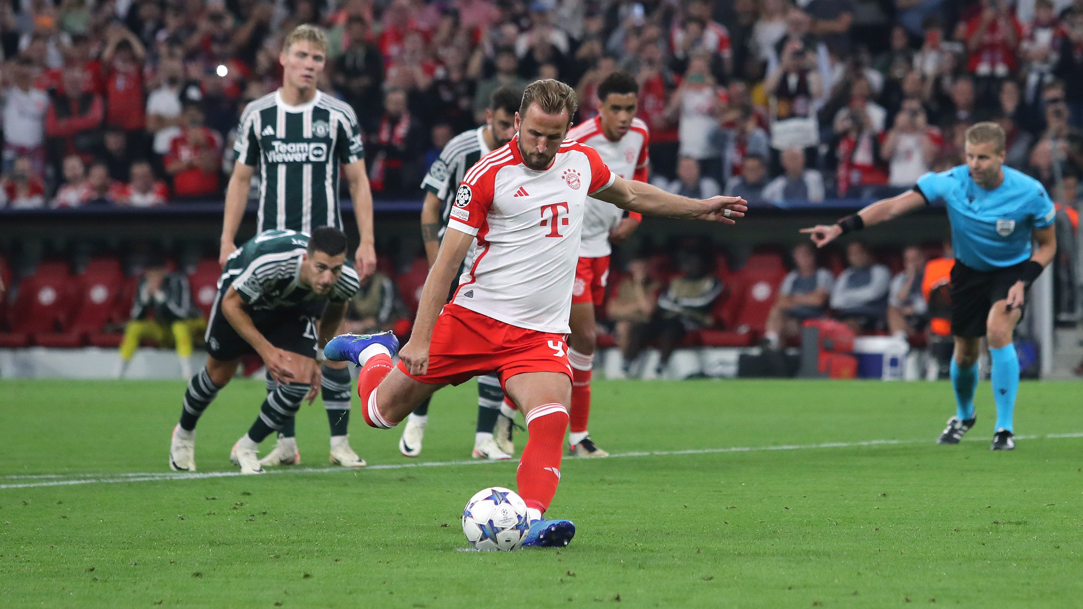 Harry Kane tizenegyesből szerezte meg  a Bayern München harmadik gólját a Manchester United ellen