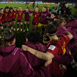 A kormány közbenjárására vége a női futballisták csókbotrány miatti bojkottjának