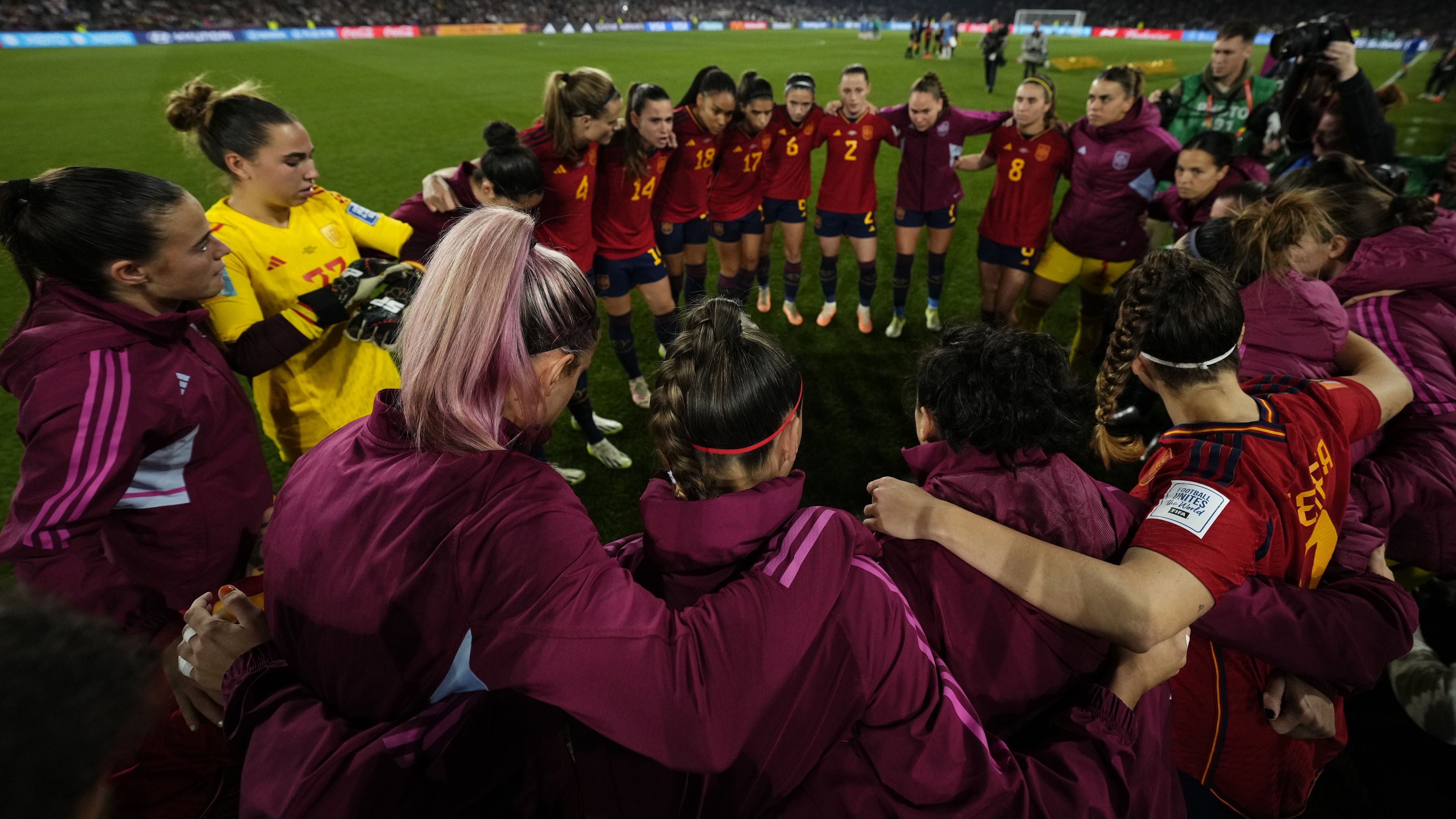 A kormány közbenjárására vége a női futballisták csókbotrány miatti bojkottjának