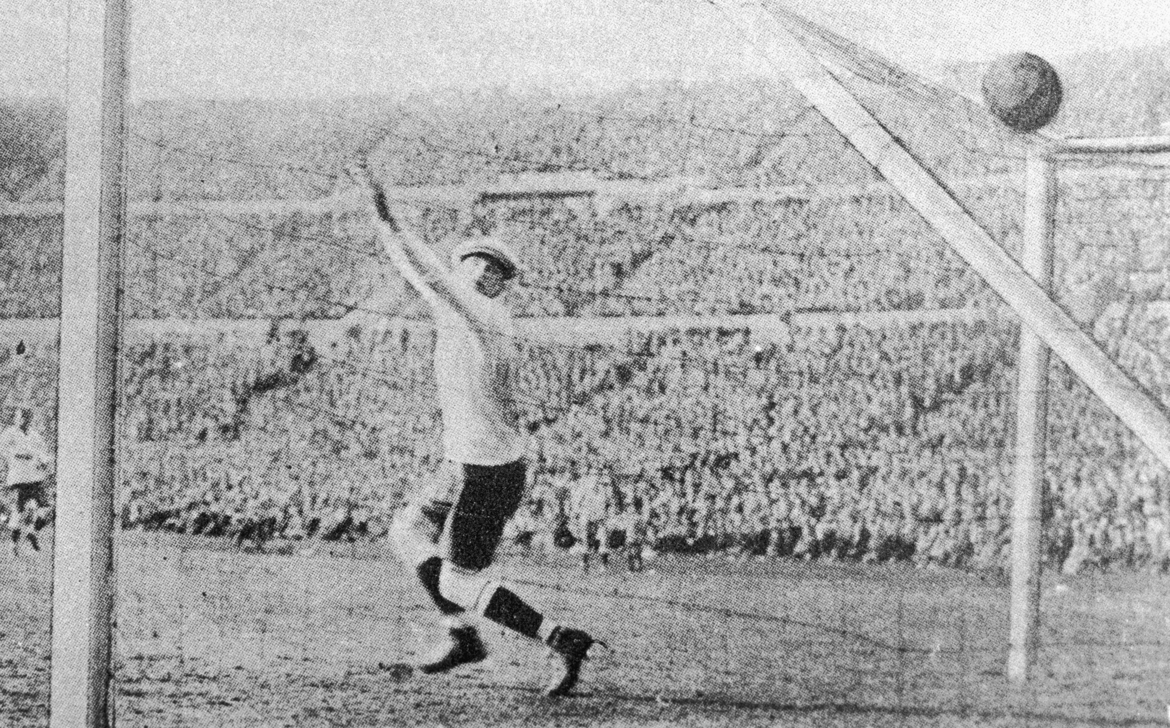 Az uruguay-i Enrique Ballestrero nem védhette az argentin Carlos Peucelle lövését az 1930-as világbajnokságon (Fotó: Getty)