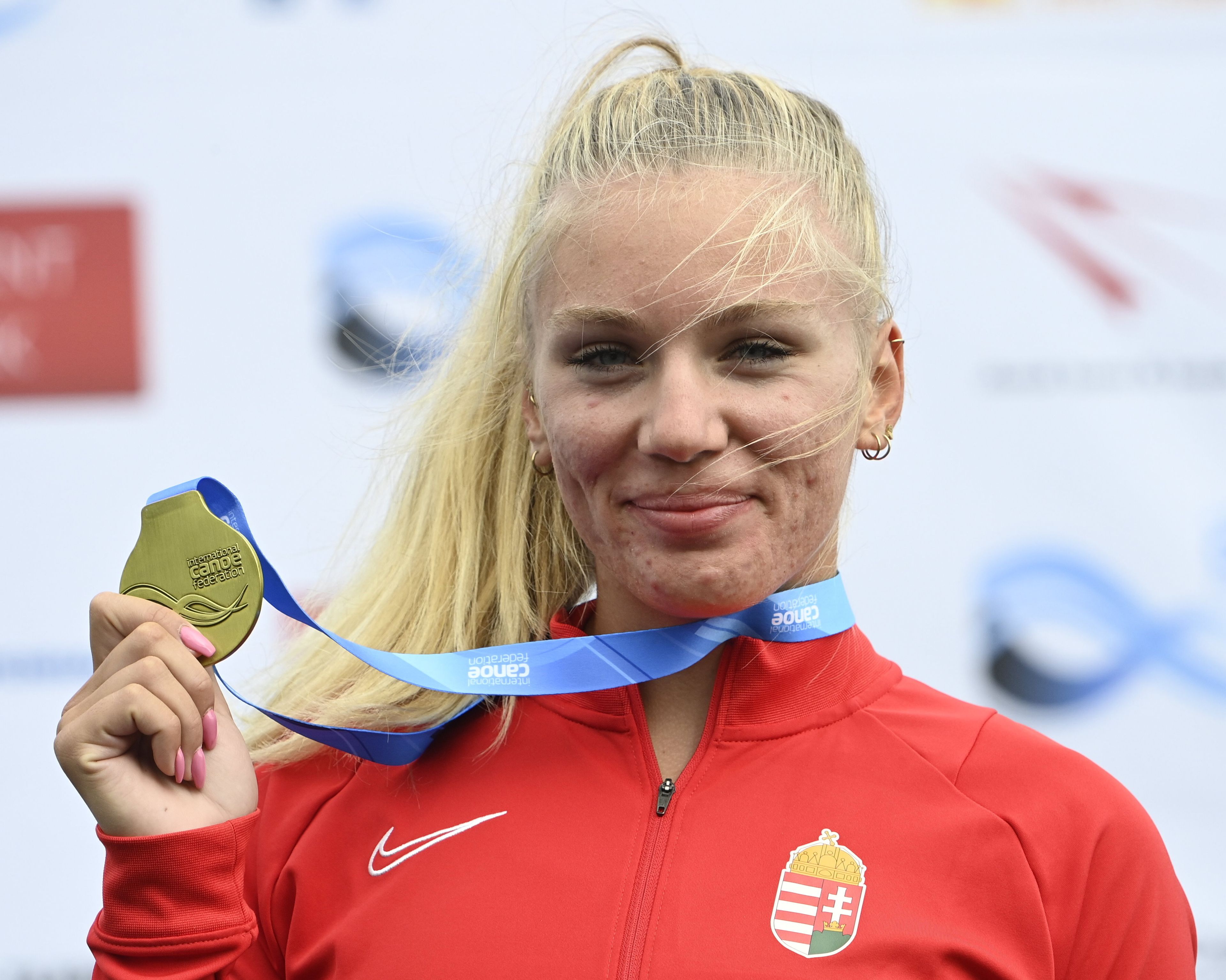 Az aranyérmes Gazsó Alida Dóra a kajak-kenu világbajnokság kajak egyesek 1000 méteres versenyének eredményhirdetésén (Fotó: MTI/Szigetváry Zsolt)