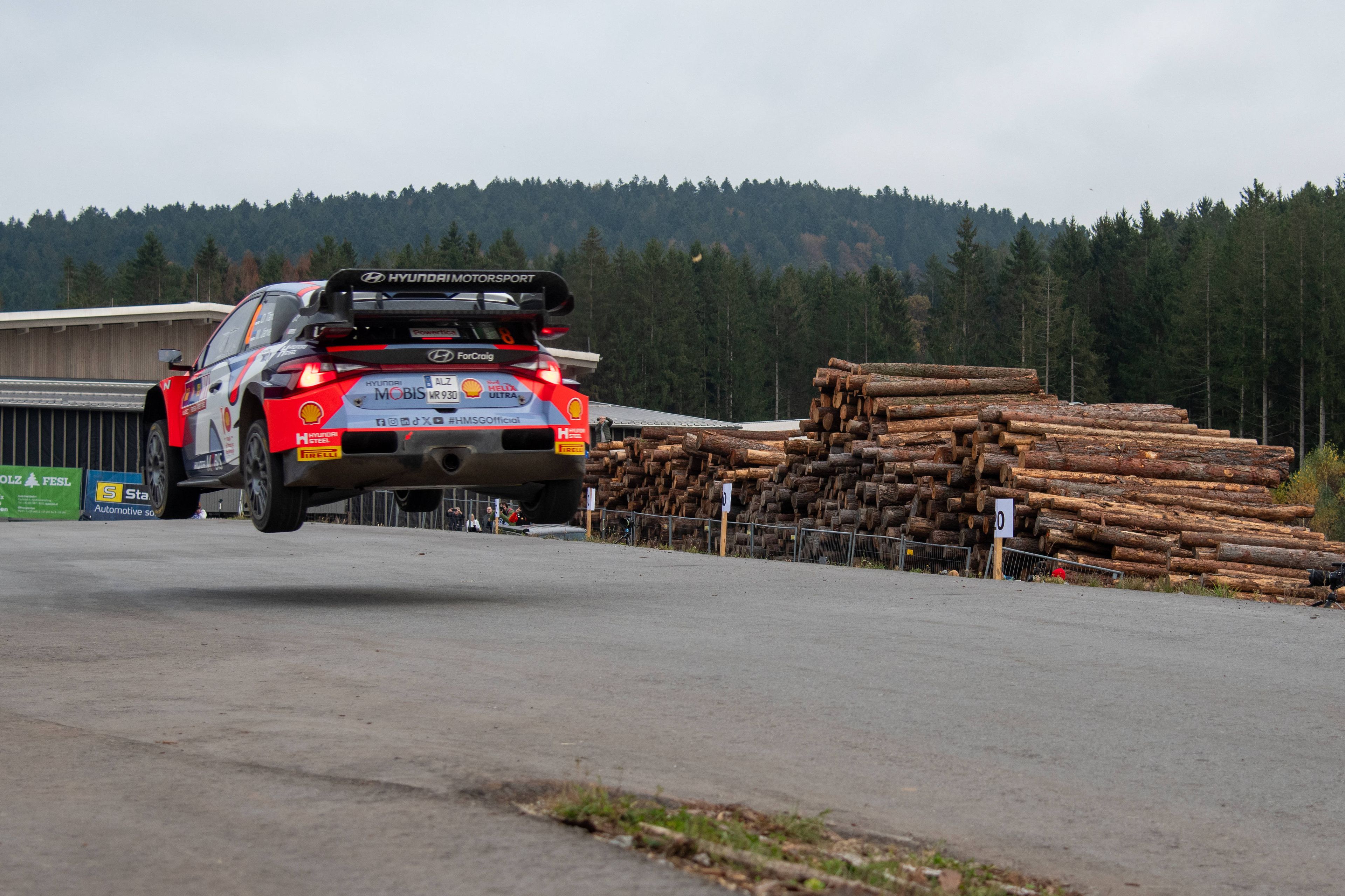 Tänak győzött, Neuville az összetett élén maradt