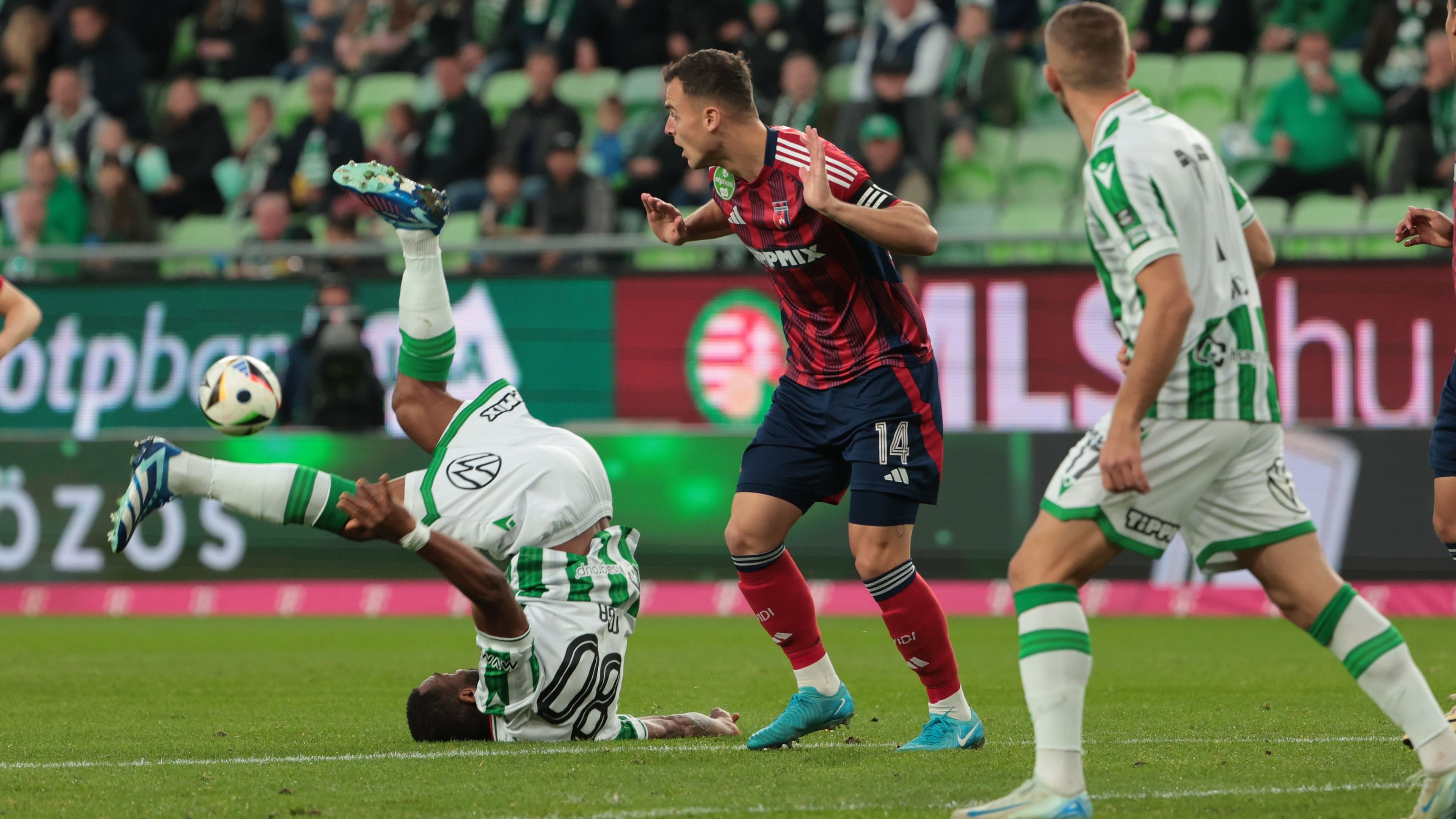 Habib Maiga ijesztő esése után a Ferencváros talpon maradt, fél óra emberhátrányban sem kapott gólt. (Fotó: Czerkl Gábor)