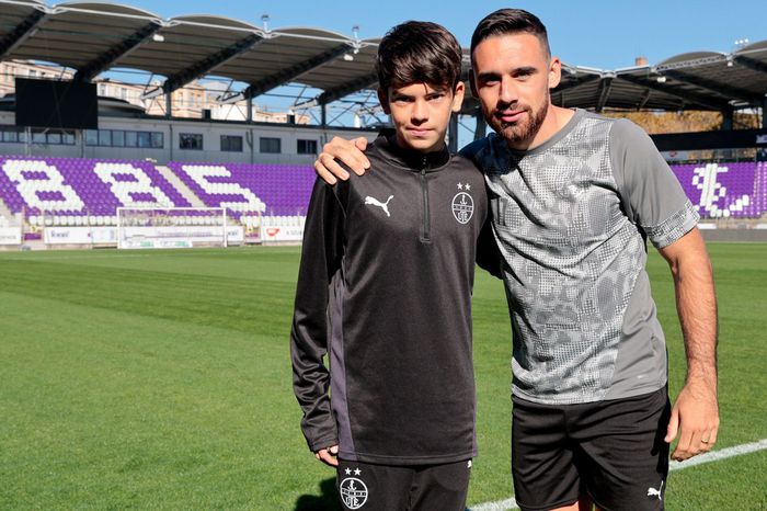 Az Újpesz gólszerzőjével, Aljosa Matkóval is készült közös kép (Fotó: facebook.com/ujpestfootballclub)
