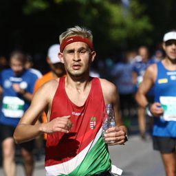 Nem volt biztos, hogy valaha újra járhat, azóta 34 ezer embert előzött meg a bécsi maratonon a magyar futó