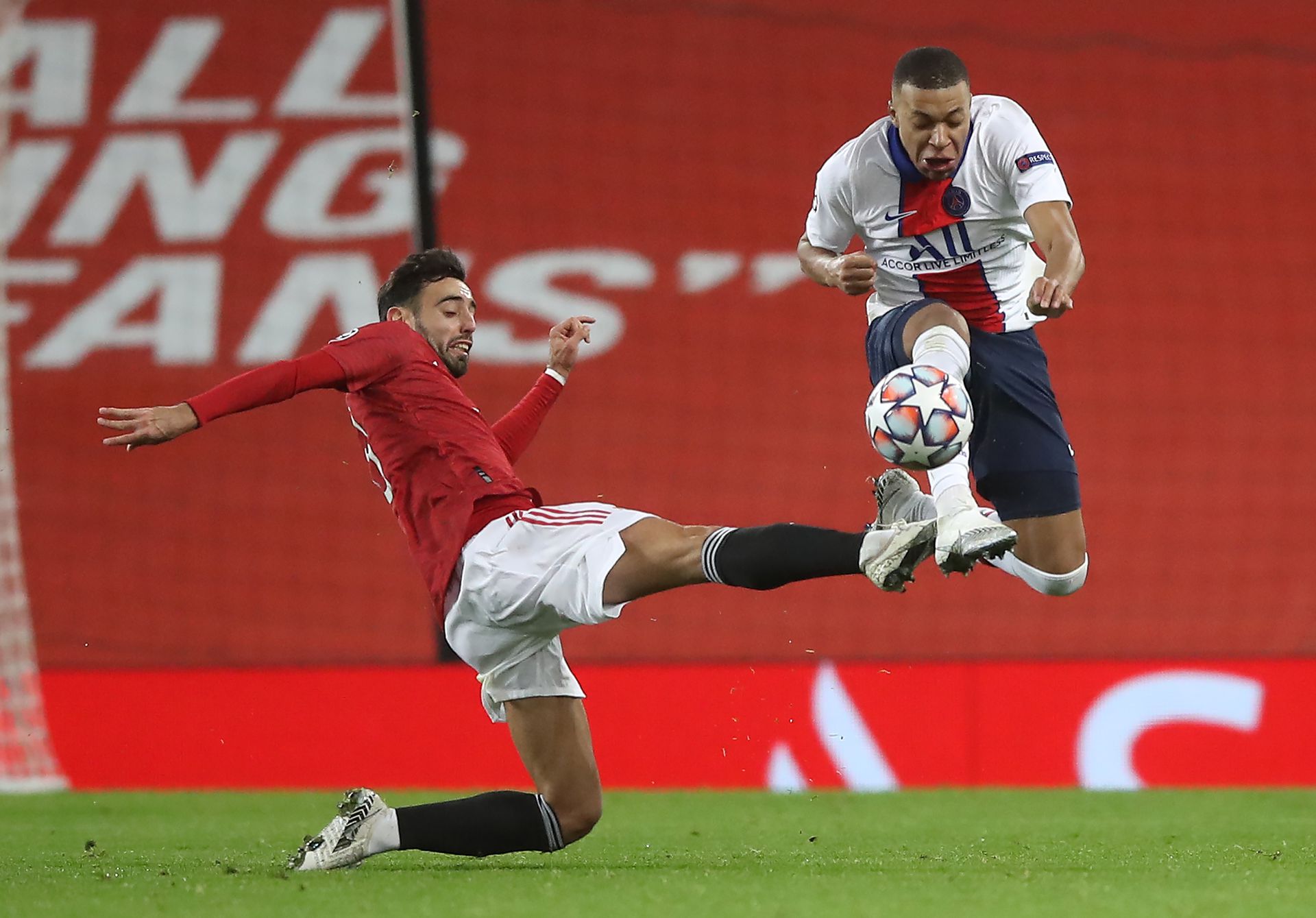 A két éllovas, Bruno Fernandes (pirosban) és Kylian Mbappé egy Paris SG–Manchester United kupameccsen (Fotó: Getty Images)