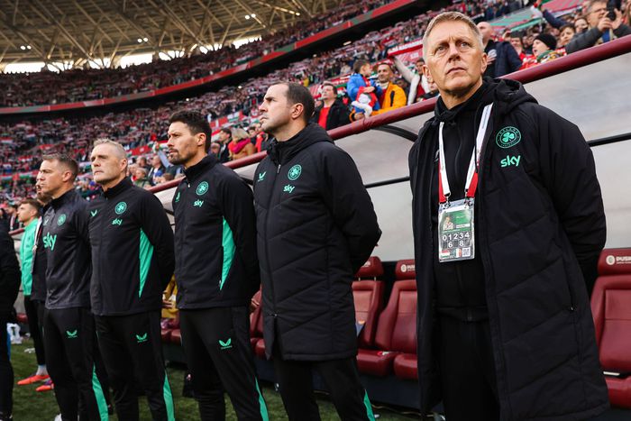 Heimir Hallgrímsson és stábja a Puskás Arénában