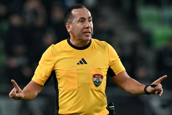 Karakó Ferenc dirigál hétfőn (Fotó: MTI)