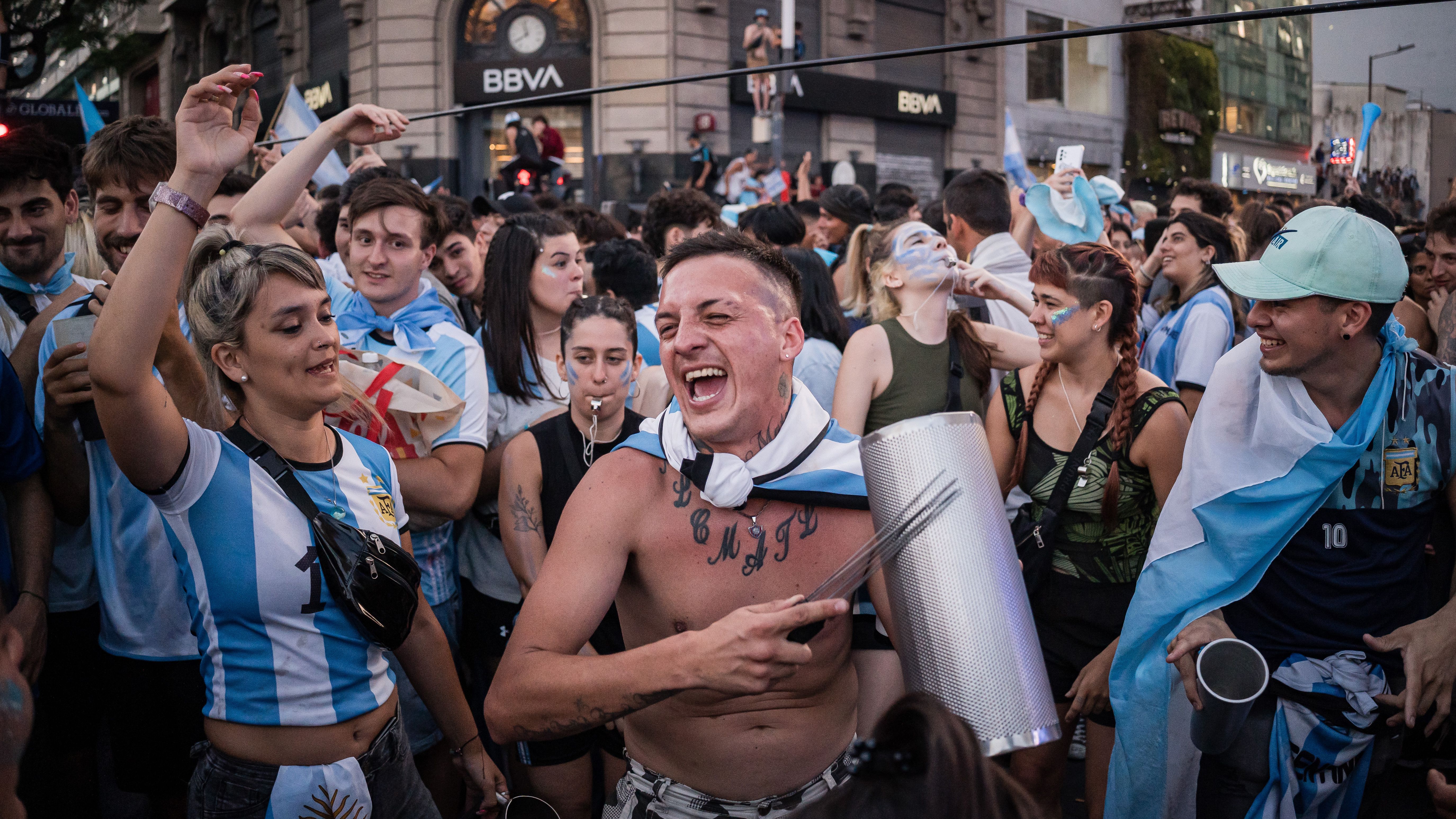 (18+) VIDEÓ: örömében a melleit is megmutatta egy argentin szurkolónő