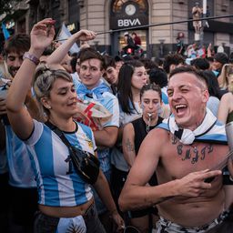 (18+) VIDEÓ: örömében a melleit is megmutatta egy argentin szurkolónő