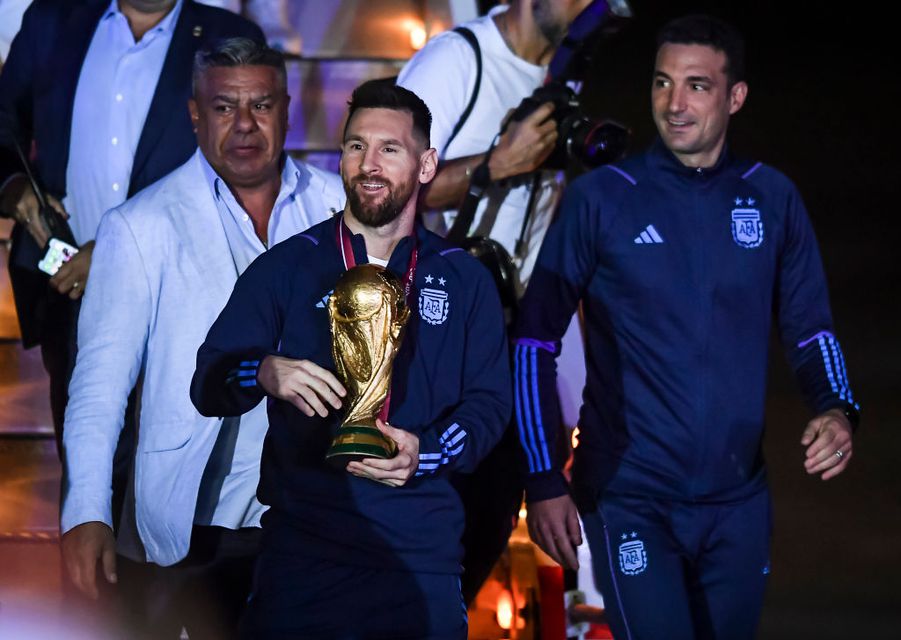 Lionel Messi a vb-trófeával.